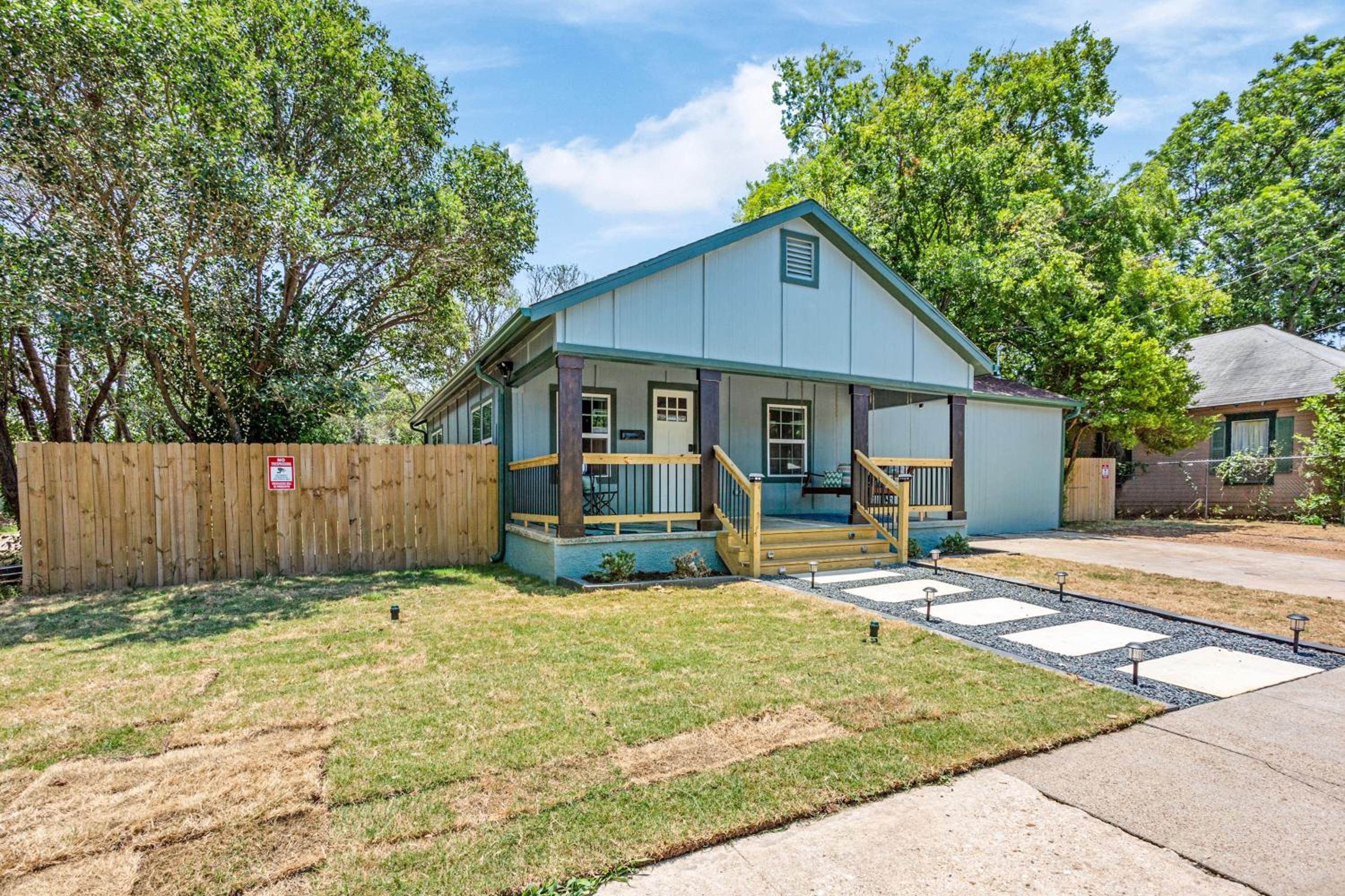 The Craftsman on Clay-Downtown-4 Blocks to Silos-Hot Tub and Cowboy Pool view 3