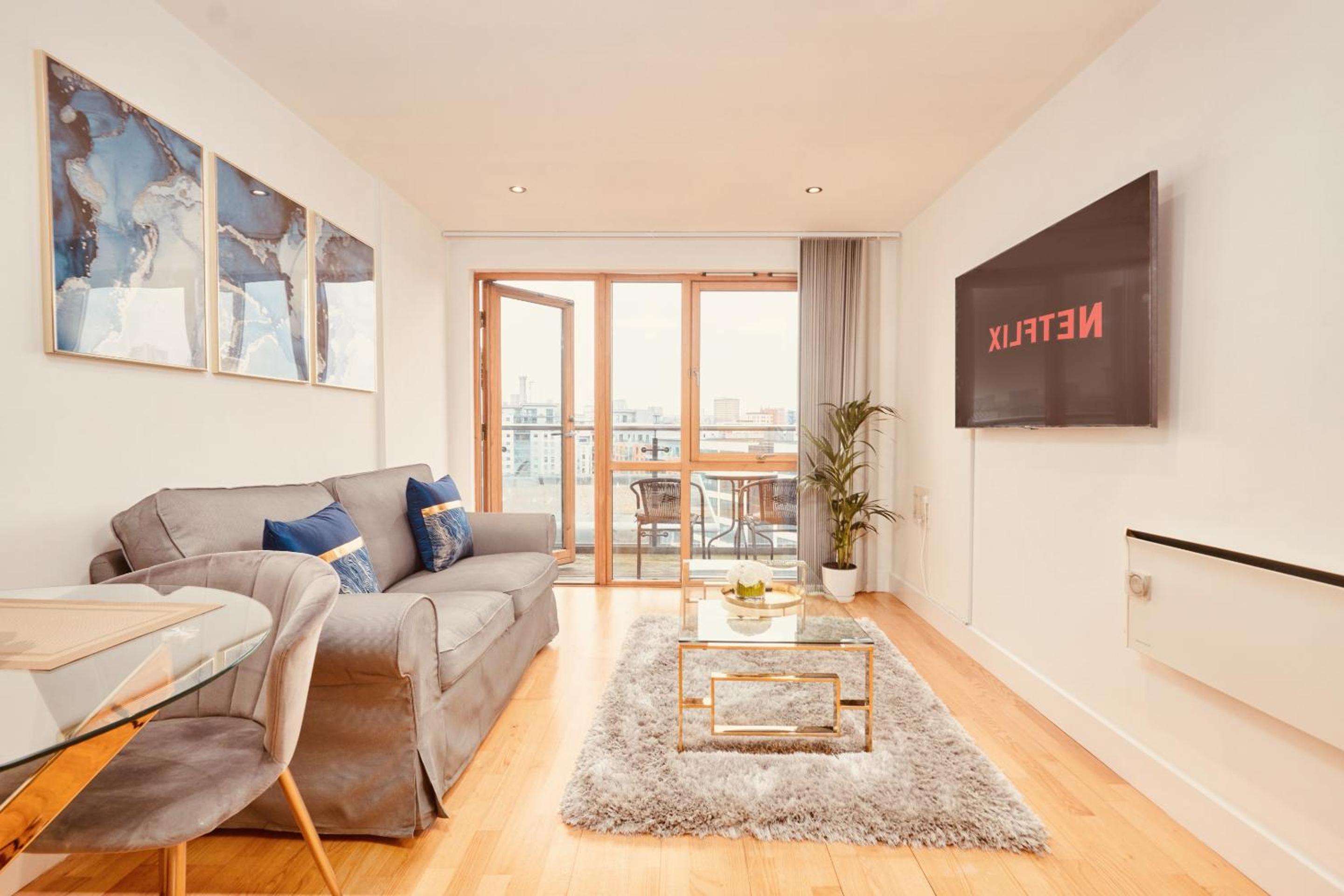 Deluxe City Apt, River Canal View& Free Parking! view 3