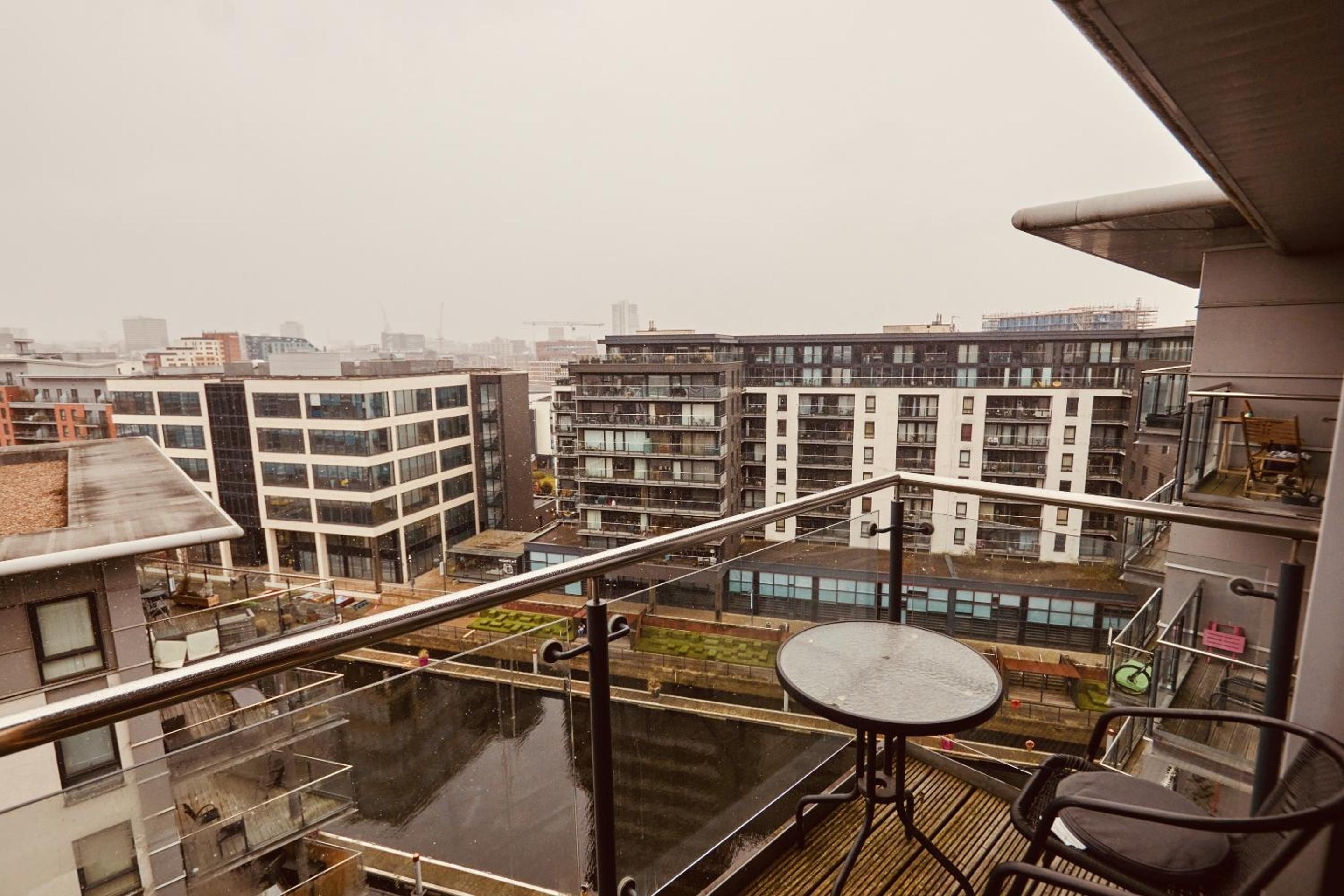 Deluxe City Apt, River Canal View& Free Parking! view 5