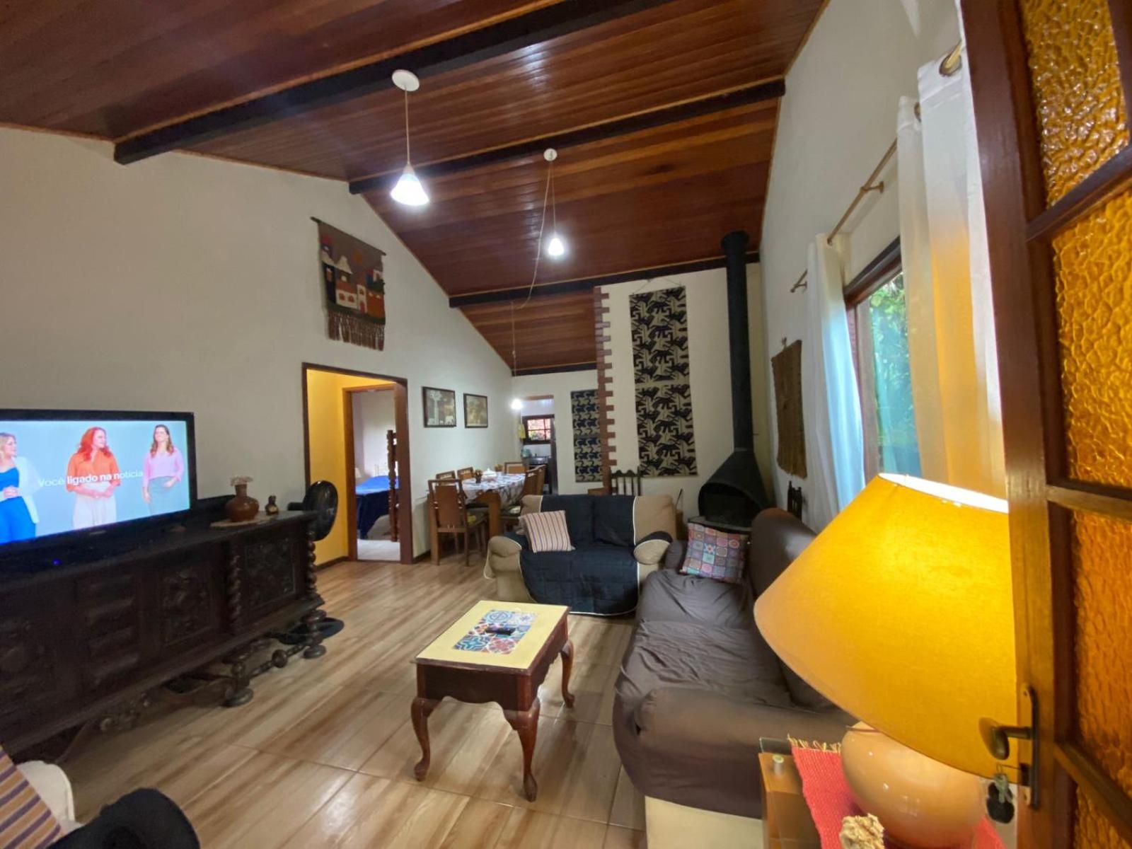 Lumiar linda vista das montanhas, com lareira, churrasqueira, wifi, Tv a cabo, casa ampla, arejada jardim pertinho do centro de Lumiar e de cachoeiras