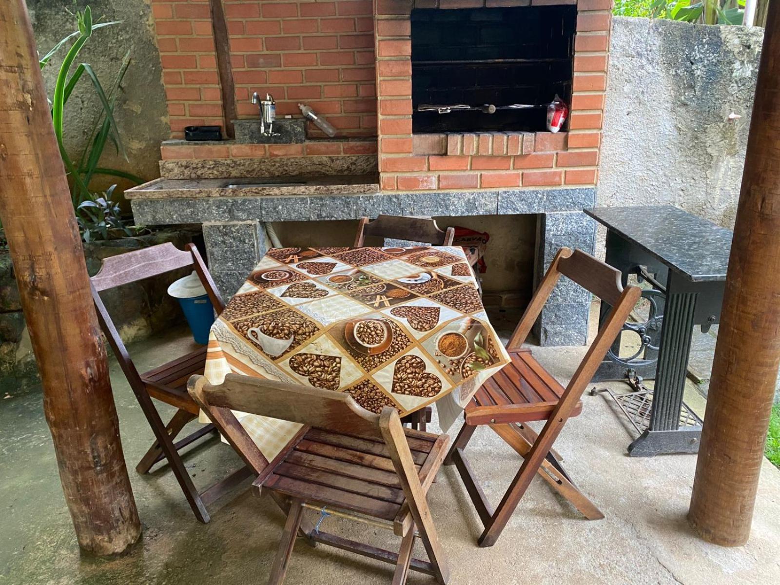 Lumiar linda vista das montanhas, com lareira, churrasqueira, wifi, Tv a cabo, casa ampla, arejada jardim pertinho do centro de Lumiar e de cachoeiras