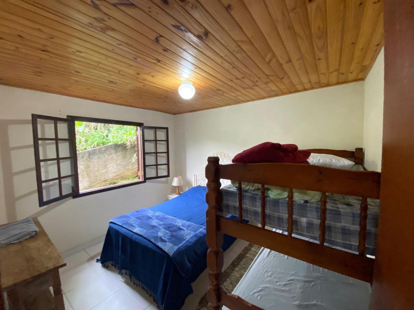 Lumiar linda vista das montanhas, com lareira, churrasqueira, wifi, Tv a cabo, casa ampla, arejada jardim pertinho do centro de Lumiar e de cachoeiras