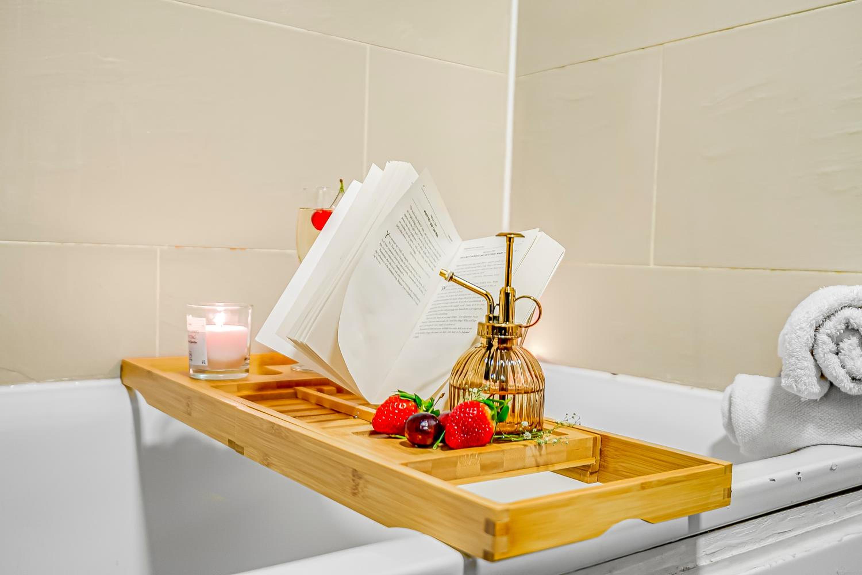 Serene Studio with Garden View - Cozy Retreat for Couples & Solo Travellers