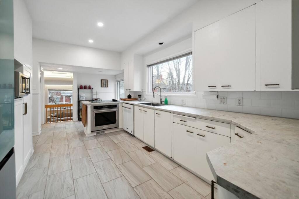 Spacious & Cozy Home in Highfield St Moncton