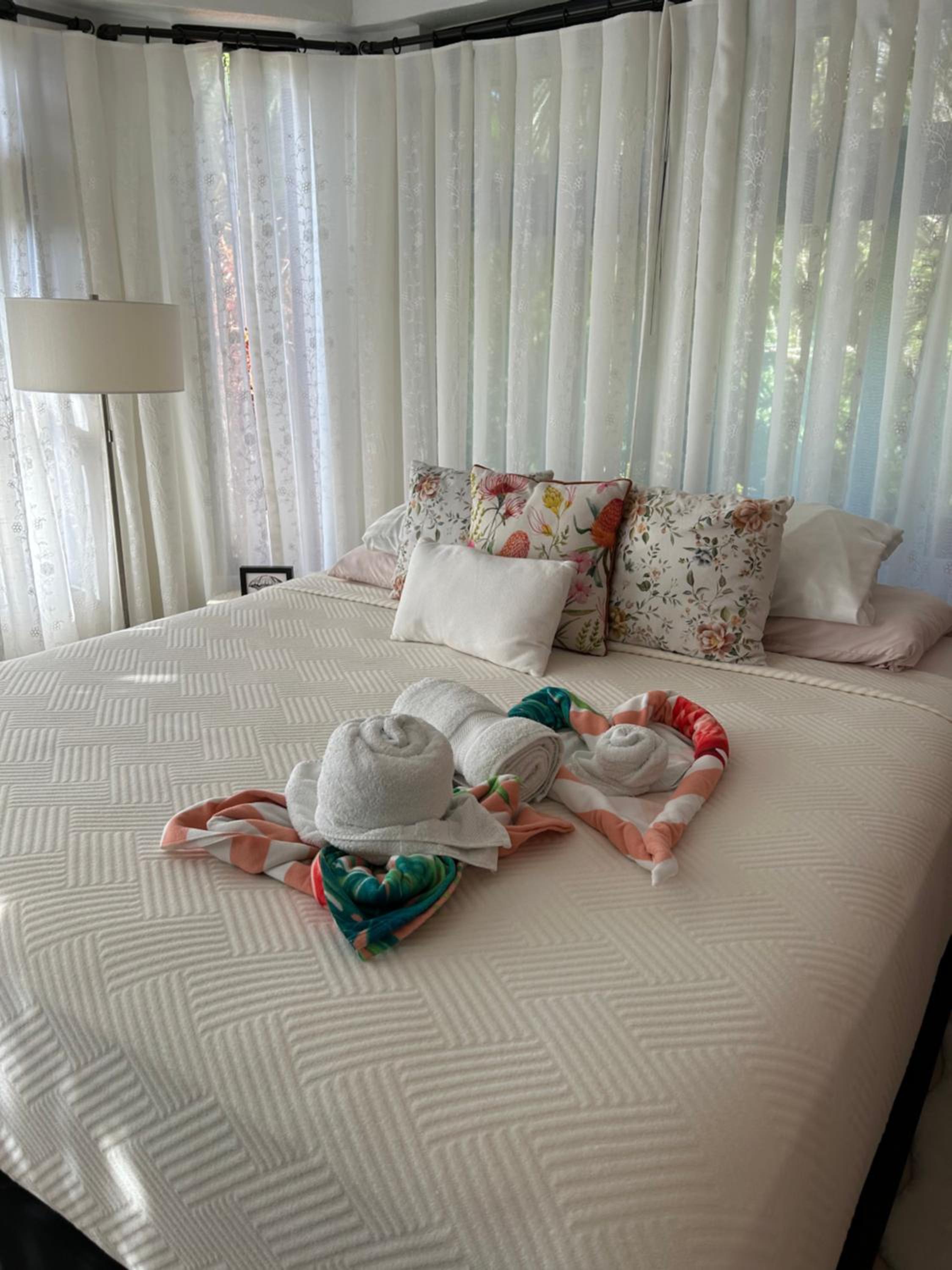 Upscale 2 bedroom apartment in Altos del Maria view 5
