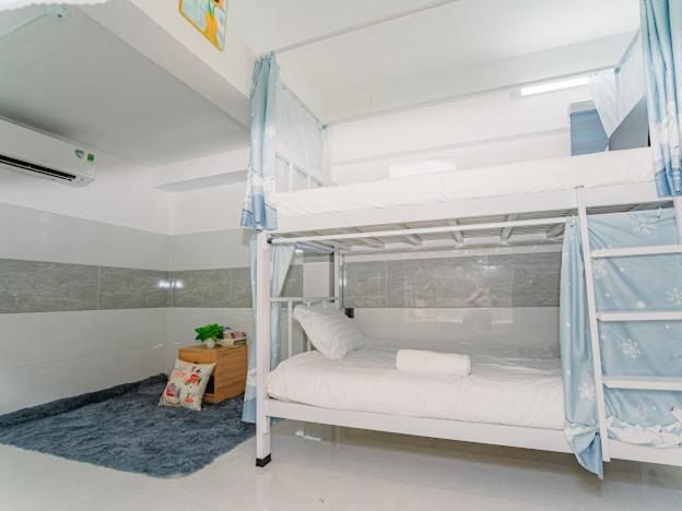 ALOHA SAIGON PREMIUM HOSTEL by Local Travel Experts - Newly opened, Less-touristy location, Spacious rooms, Glass shower bathroom, Free breakfast & Walking