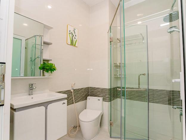 ALOHA SAIGON PREMIUM HOSTEL by Local Travel Experts - Newly opened, Less-touristy location, Spacious rooms, Glass shower bathroom, Free breakfast & Walking