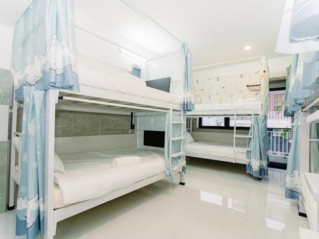 ALOHA SAIGON PREMIUM HOSTEL by Local Travel Experts - Newly opened, Less-touristy location, Spacious rooms, Glass shower bathroom, Free breakfast & Walking