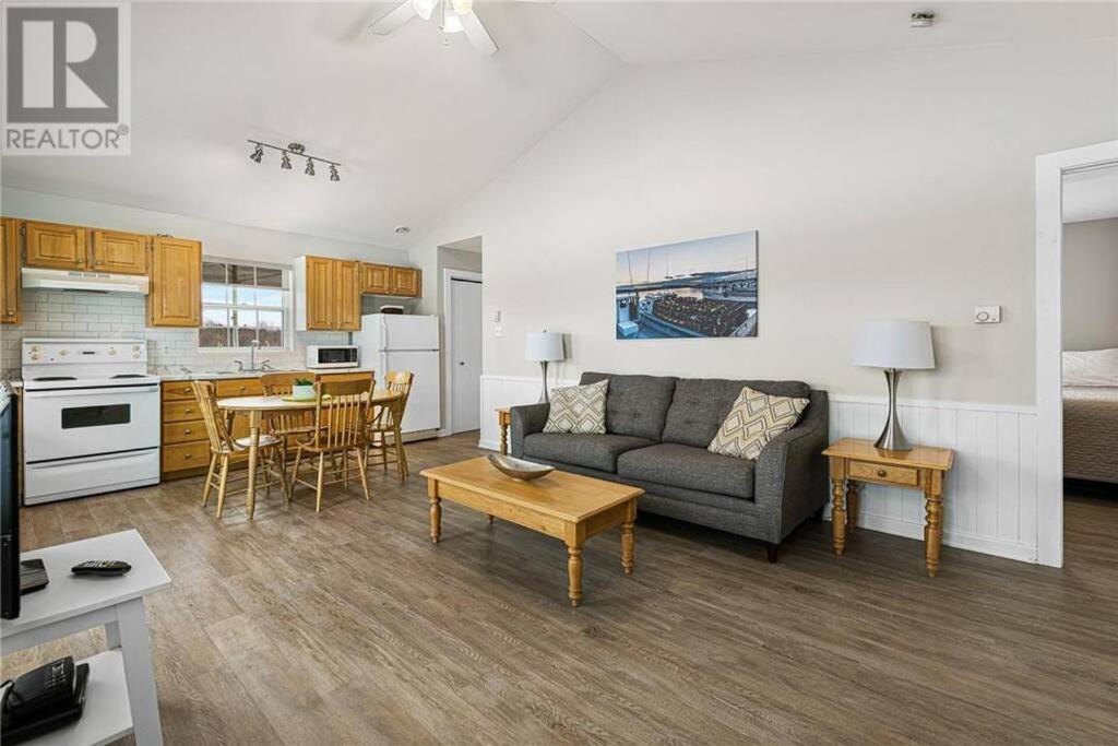 Beachside Cottage w/beach access - Aboiteau Beach