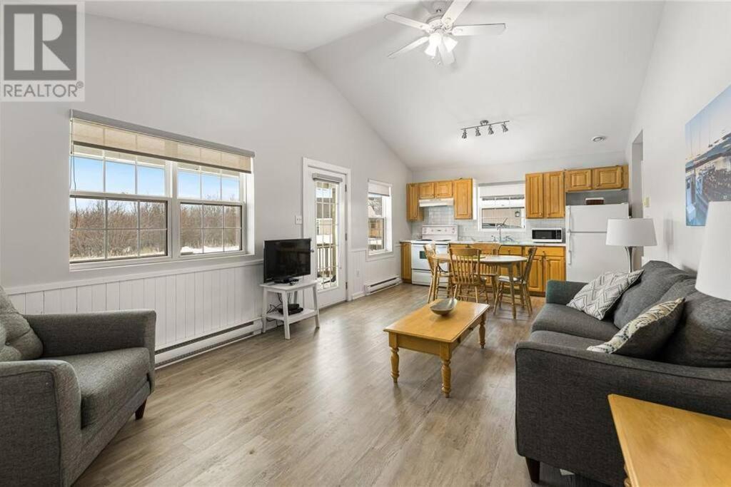 Beachside Cottage w/beach access - Aboiteau Beach