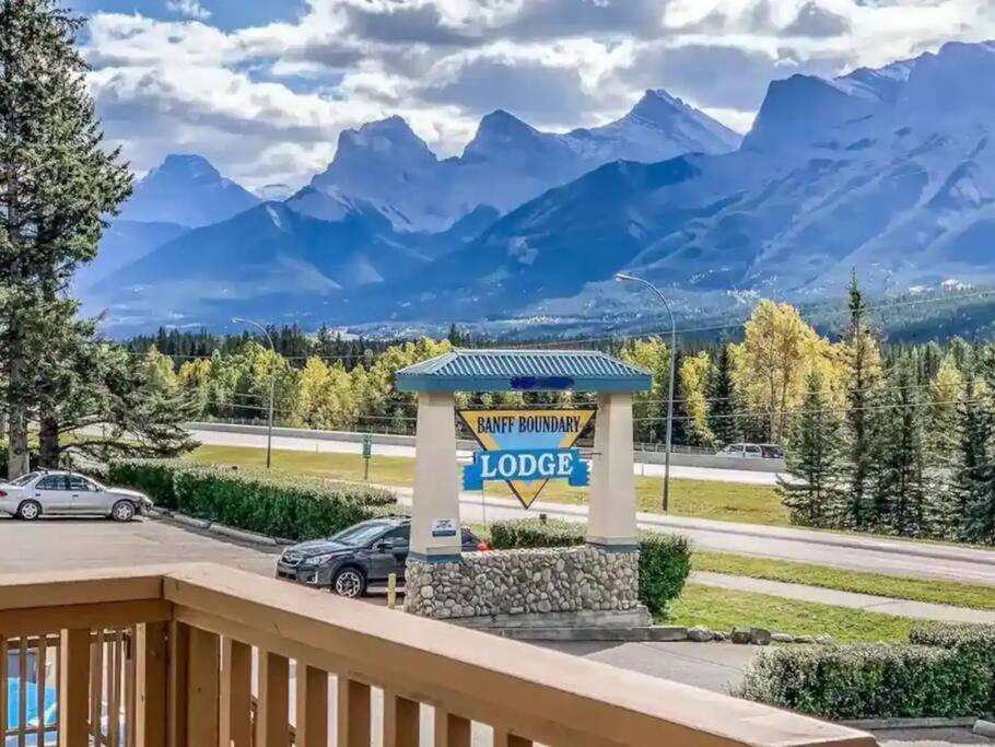 Hotel B211 MTN View ground floor town house- 2BD, Sleeps 8, hot tub, free parking, close to Banff - Image 1
