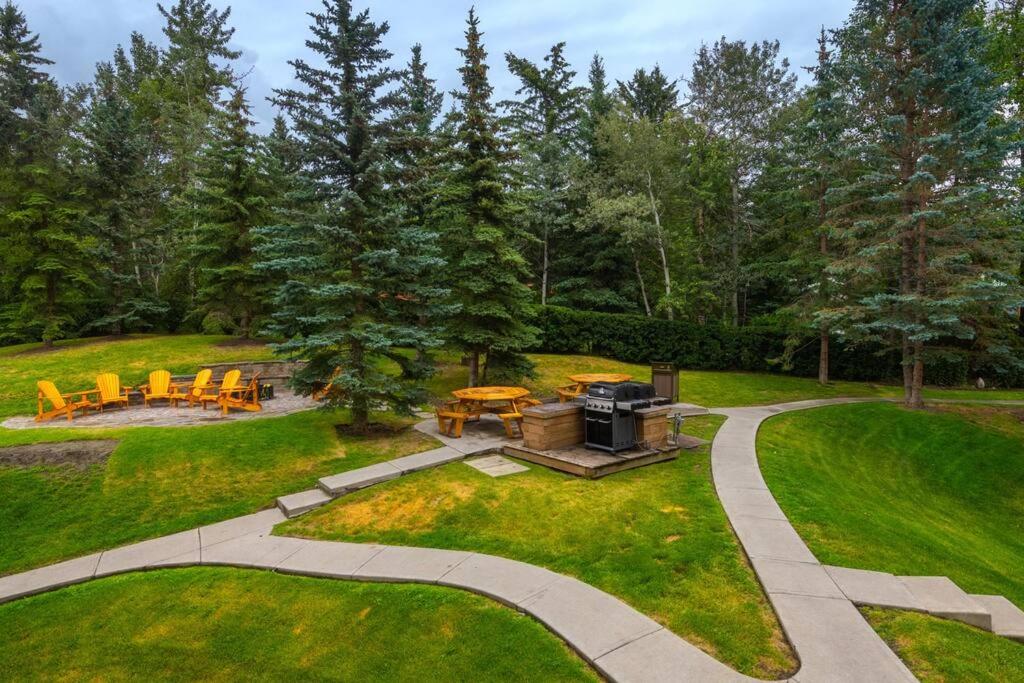 B211 MTN View ground floor town house- 2BD, Sleeps 8, hot tub, free parking, close to Banff
