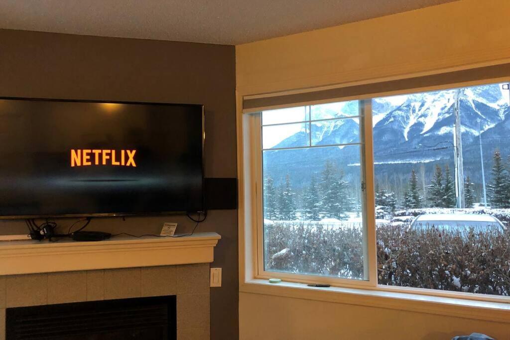B211 MTN View ground floor town house- 2BD, Sleeps 8, hot tub, free parking, close to Banff