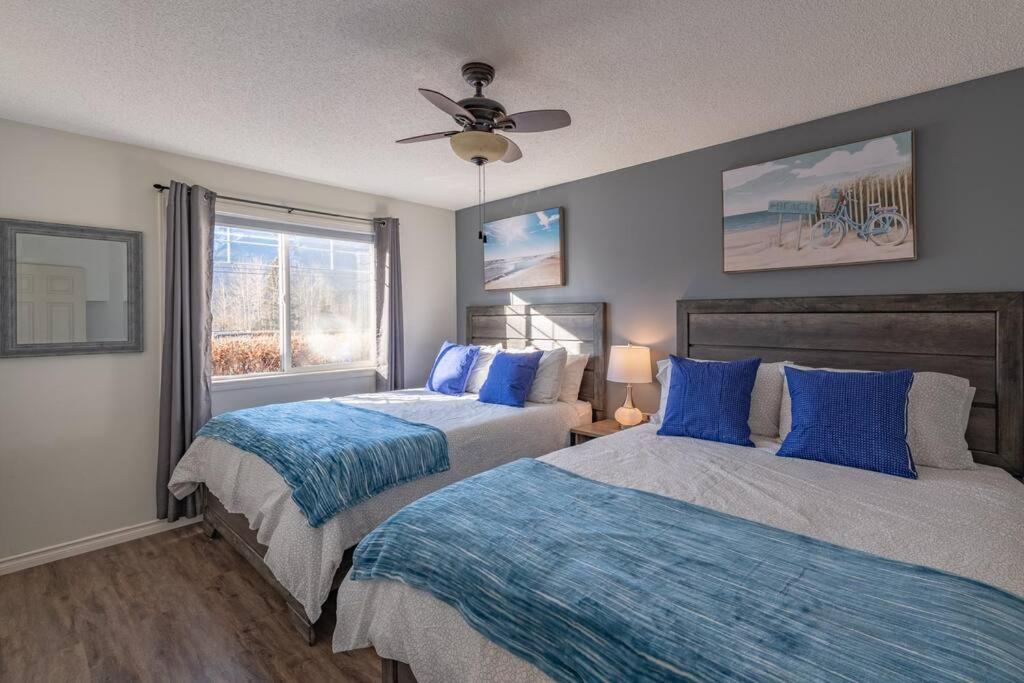 B211 MTN View ground floor town house- 2BD, Sleeps 8, hot tub, free parking, close to Banff