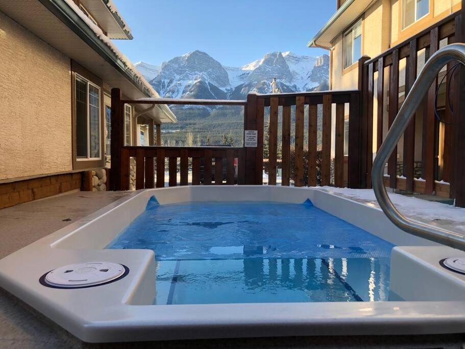 B211 MTN View ground floor town house- 2BD, Sleeps 8, hot tub, free parking, close to Banff