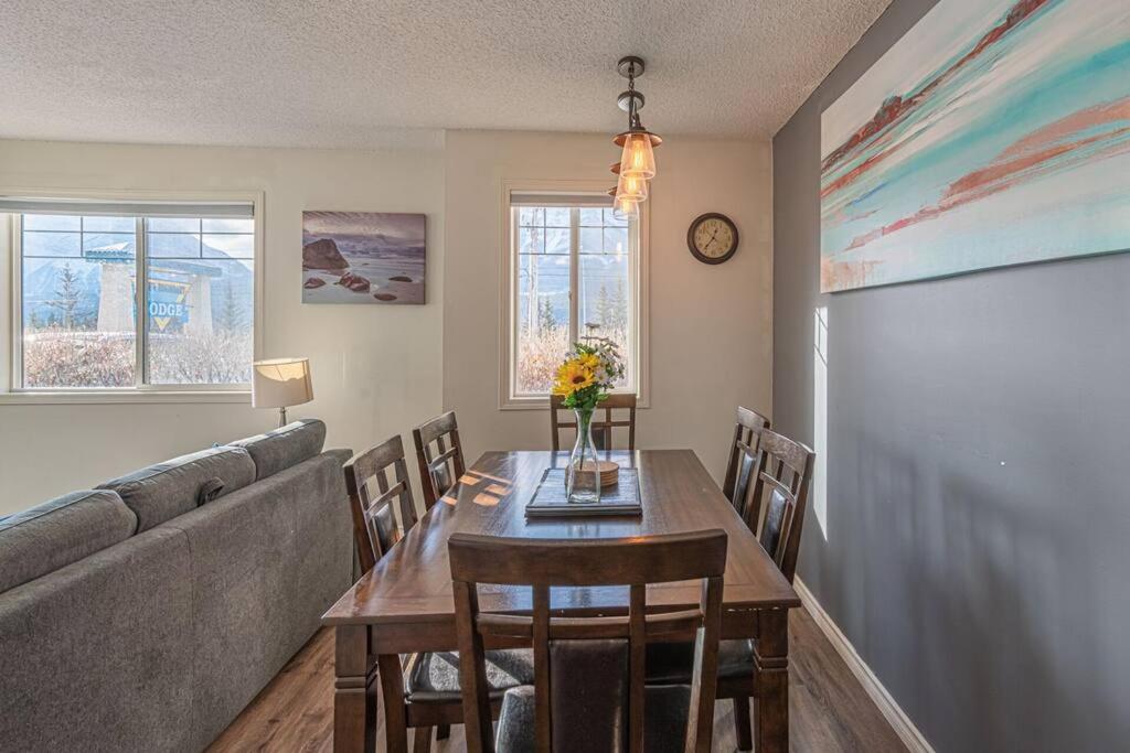 B211 MTN View ground floor town house- 2BD, Sleeps 8, hot tub, free parking, close to Banff