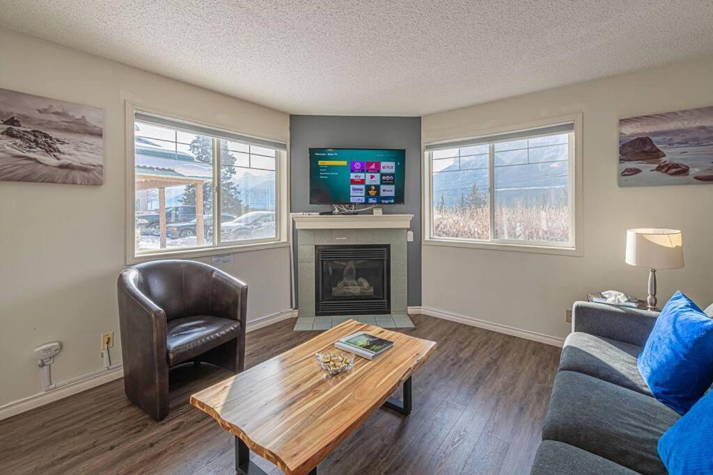 B211 MTN View ground floor town house- 2BD, Sleeps 8, hot tub, free parking, close to Banff