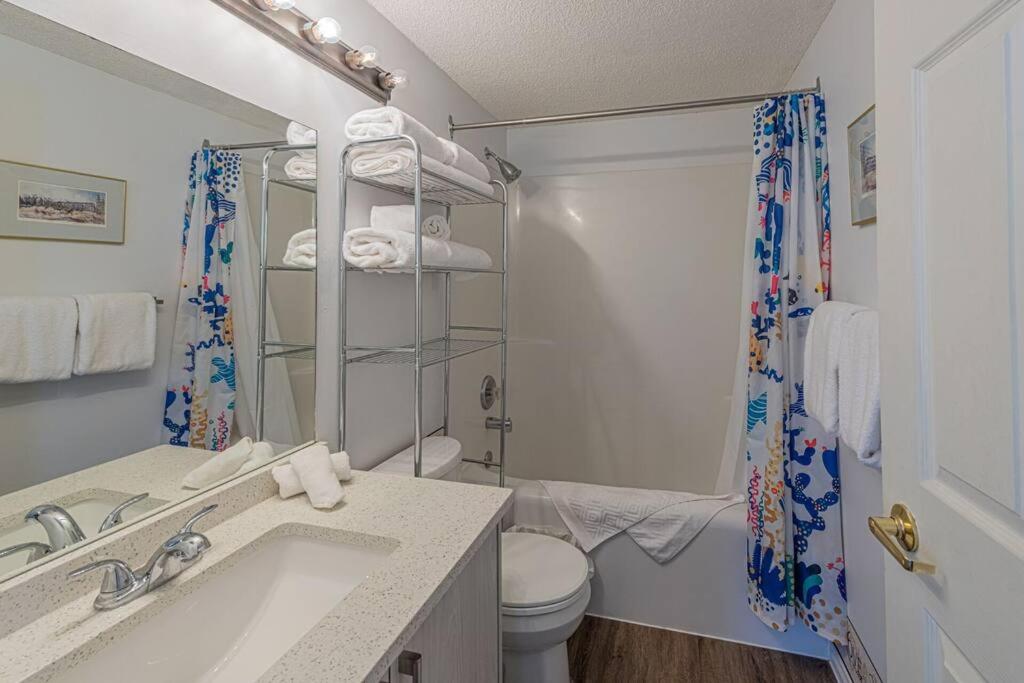 B211 MTN View ground floor town house- 2BD, Sleeps 8, hot tub, free parking, close to Banff