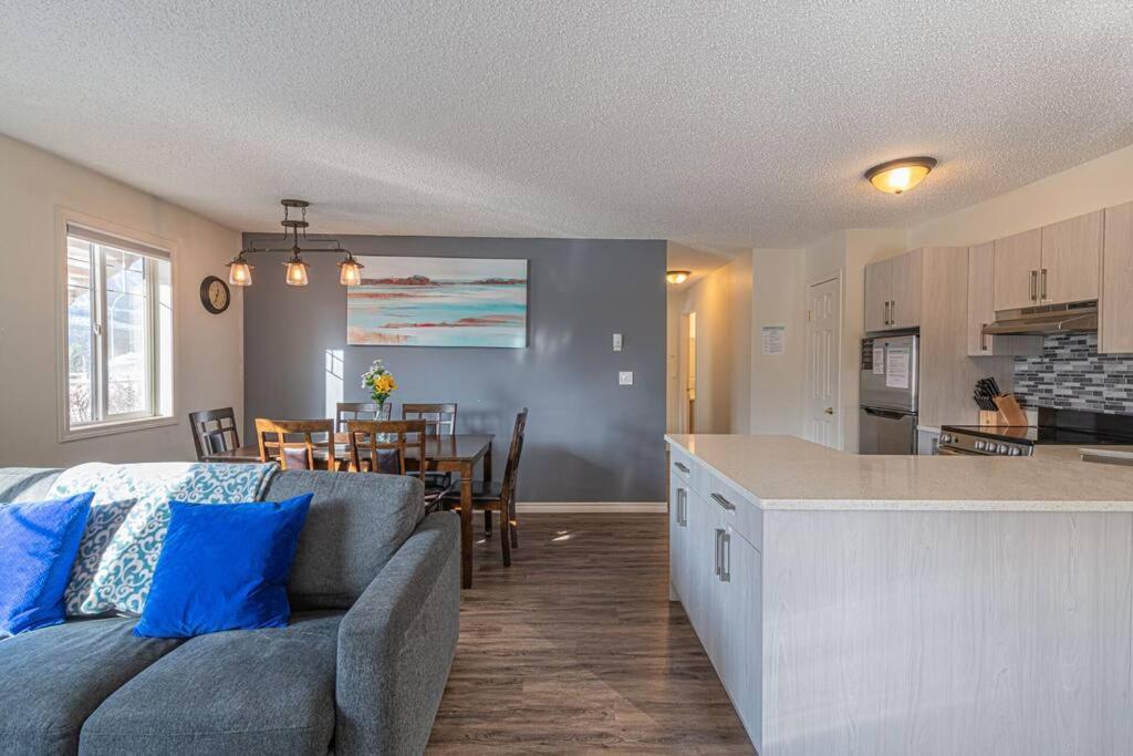 B211 MTN View ground floor town house- 2BD, Sleeps 8, hot tub, free parking, close to Banff