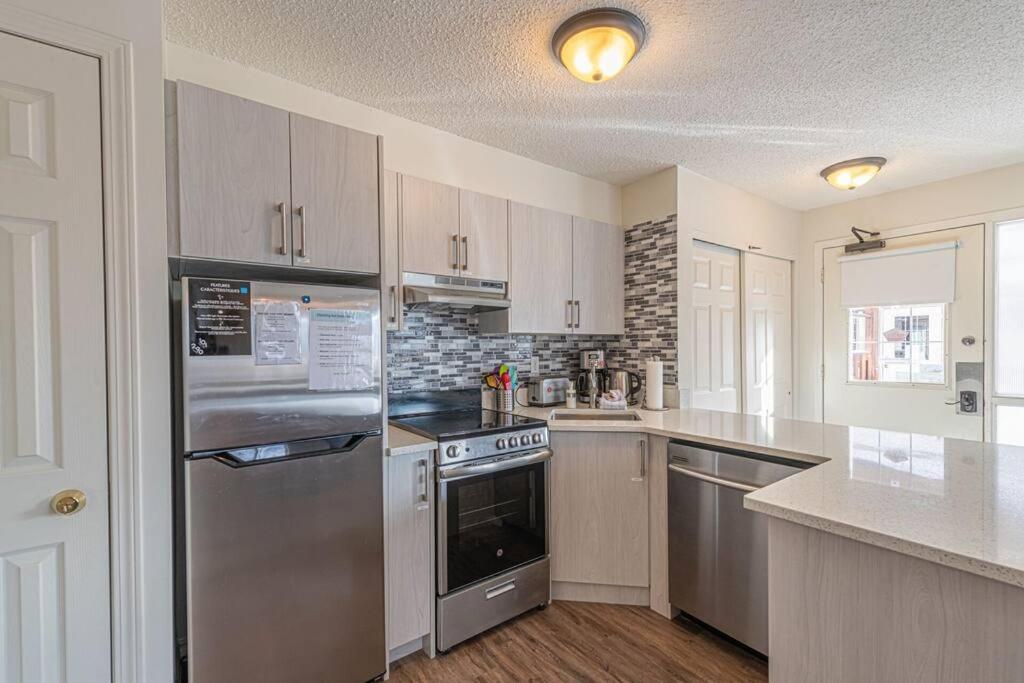 B211 MTN View ground floor town house- 2BD, Sleeps 8, hot tub, free parking, close to Banff