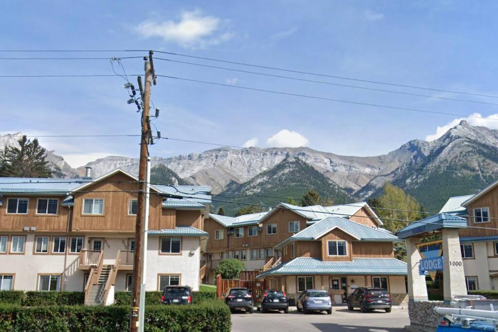 B211 MTN View ground floor town house- 2BD, Sleeps 8, hot tub, free parking, close to Banff