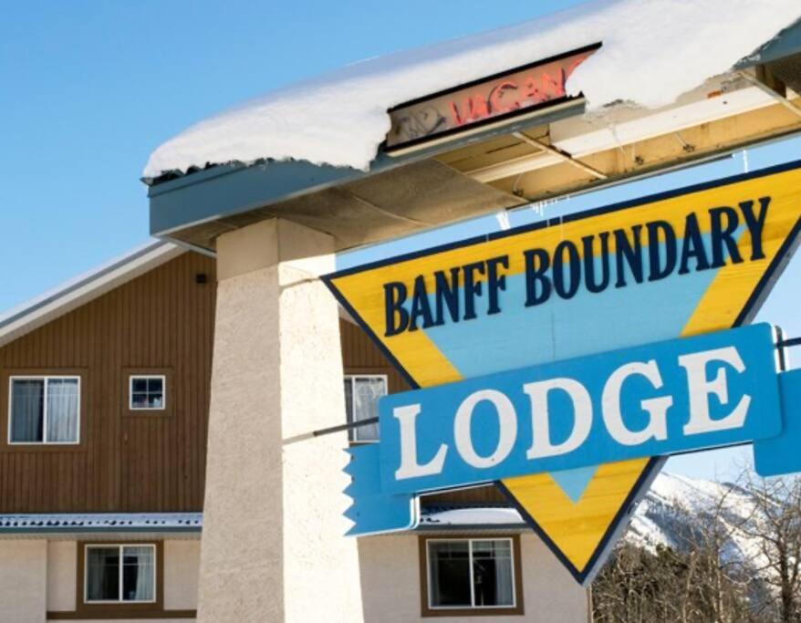 B211 MTN View ground floor town house- 2BD, Sleeps 8, hot tub, free parking, close to Banff