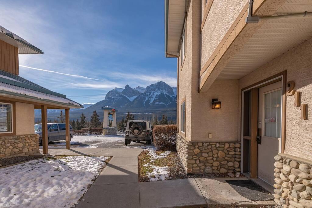 B211 MTN View ground floor town house- 2BD, Sleeps 8, hot tub, free parking, close to Banff