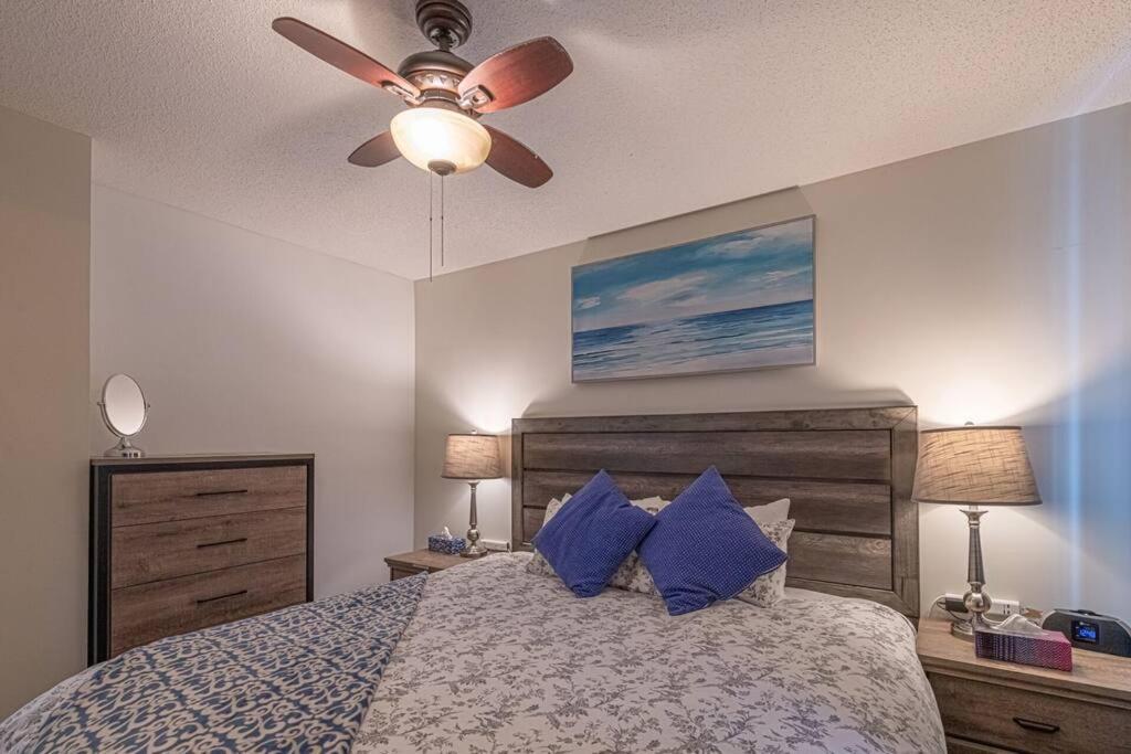 B211 MTN View ground floor town house- 2BD, Sleeps 8, hot tub, free parking, close to Banff