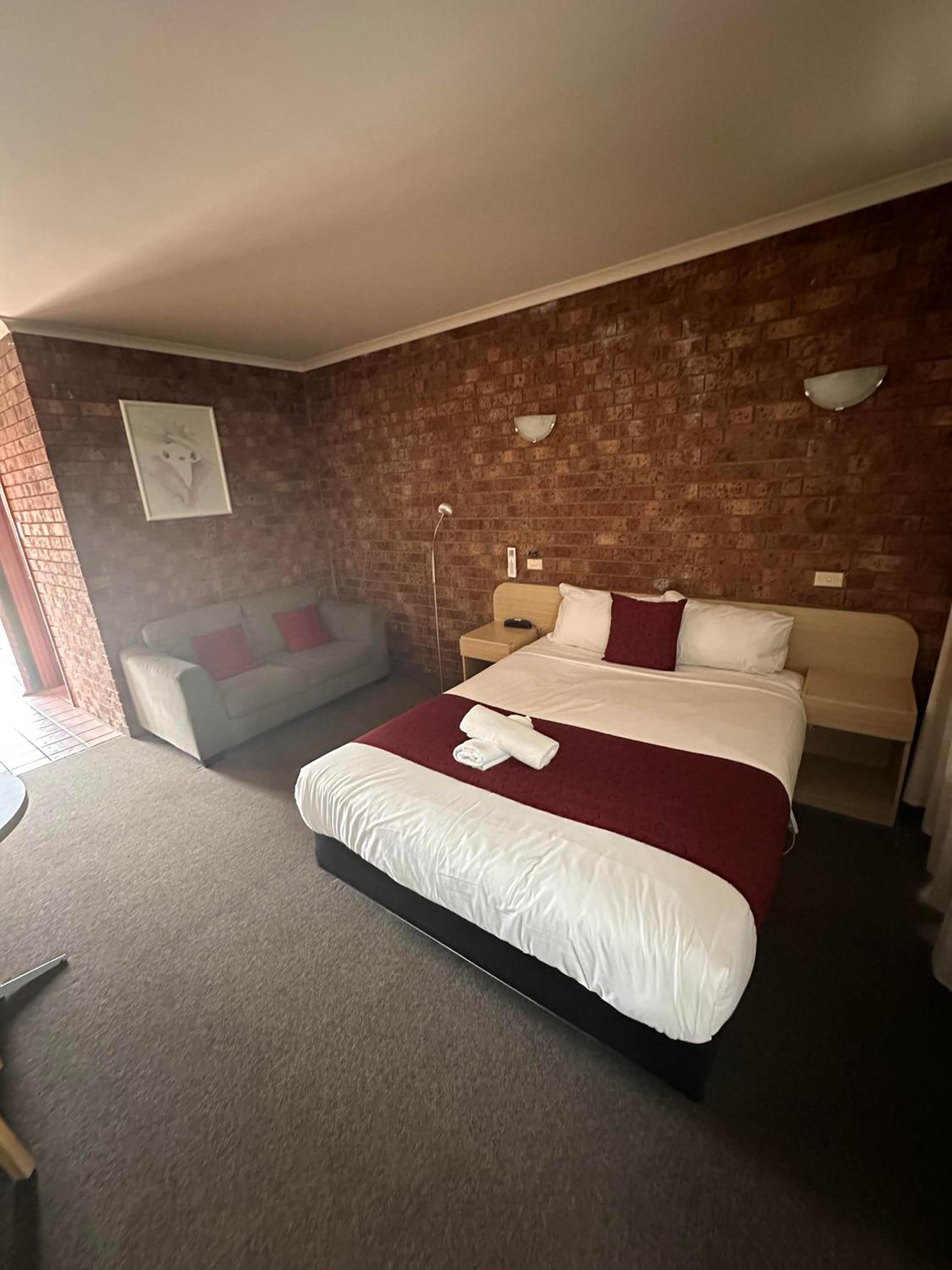 Courtyard Motor Inn