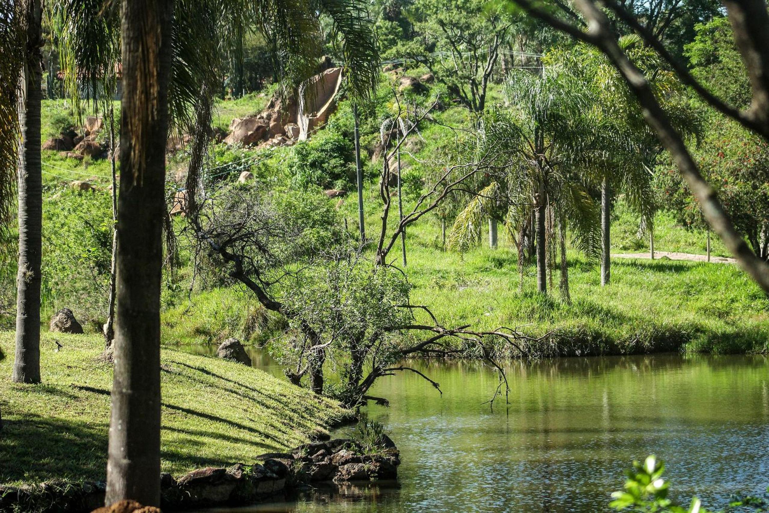 Chalé a beira de lago com churrasqueira em SP