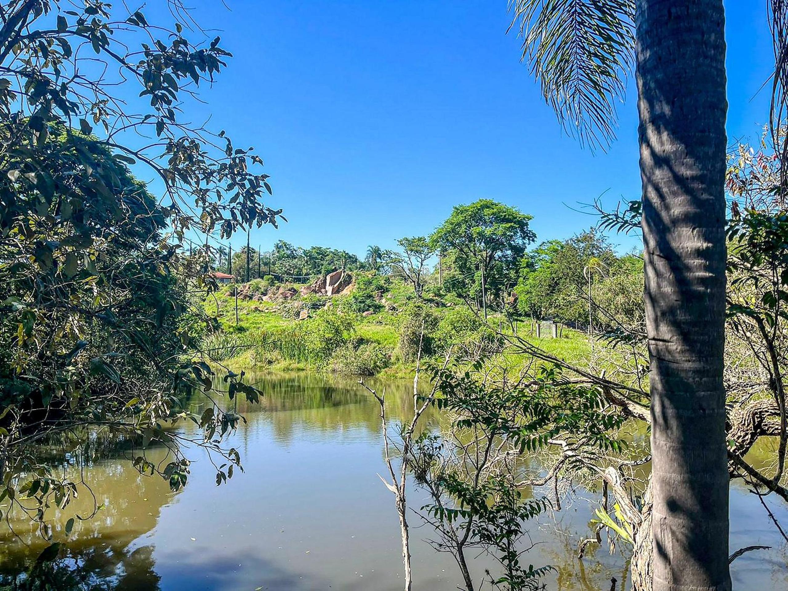 Chalé a beira de lago com churrasqueira em SP