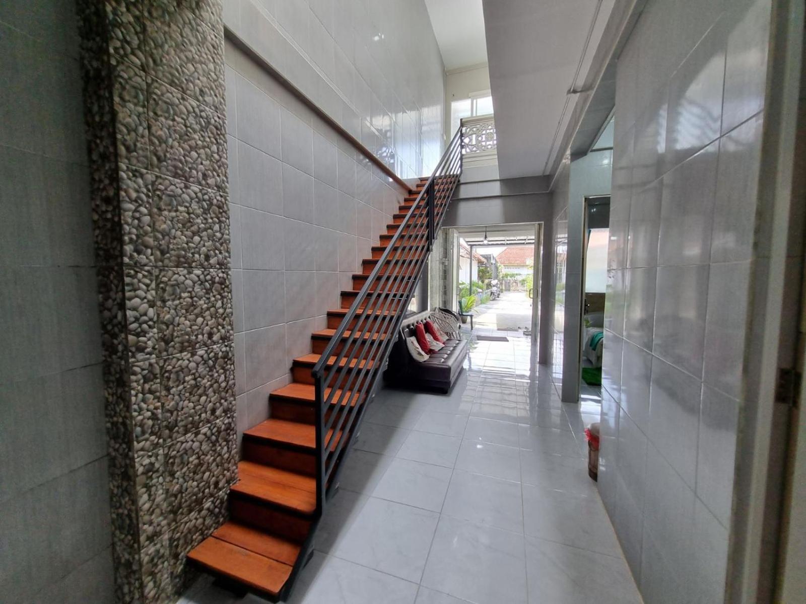 Villa di Kota Batu dengan Private Pool