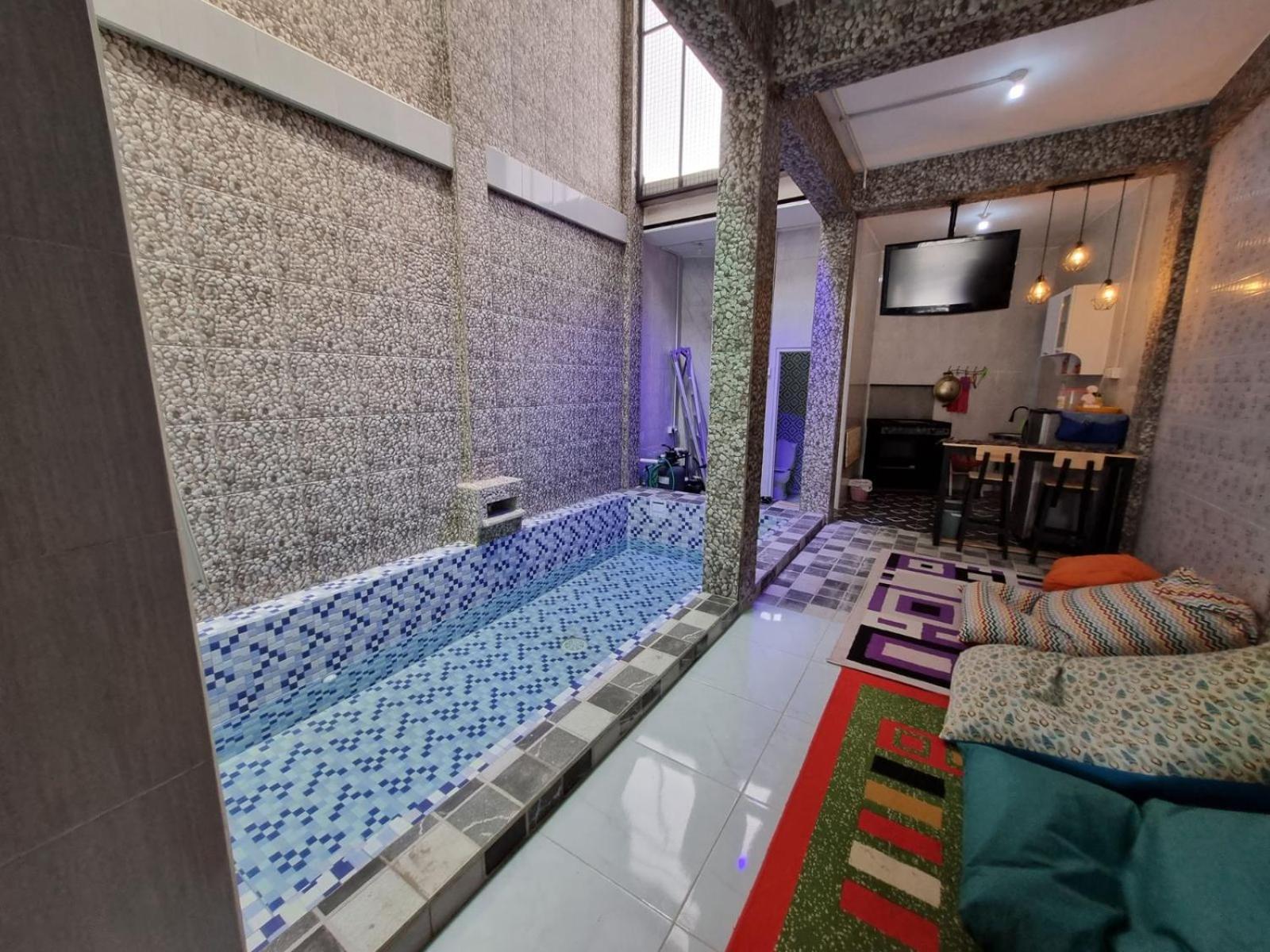 Villa di Kota Batu dengan Private Pool