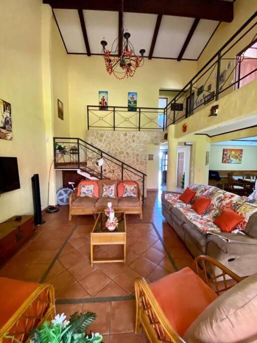 Hermosa Casa con Piscina Privada en Punta Leona