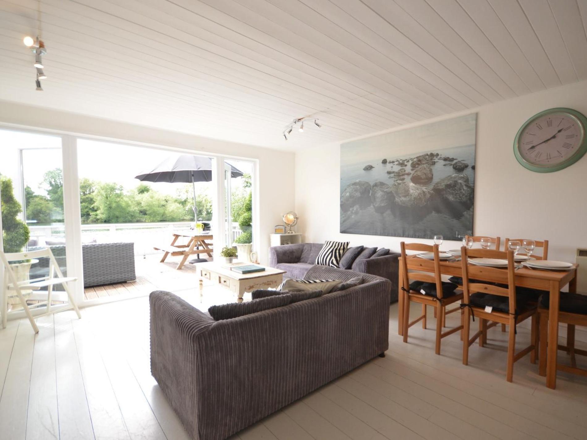3 Bed in Cirencester oc-hic06 view 5