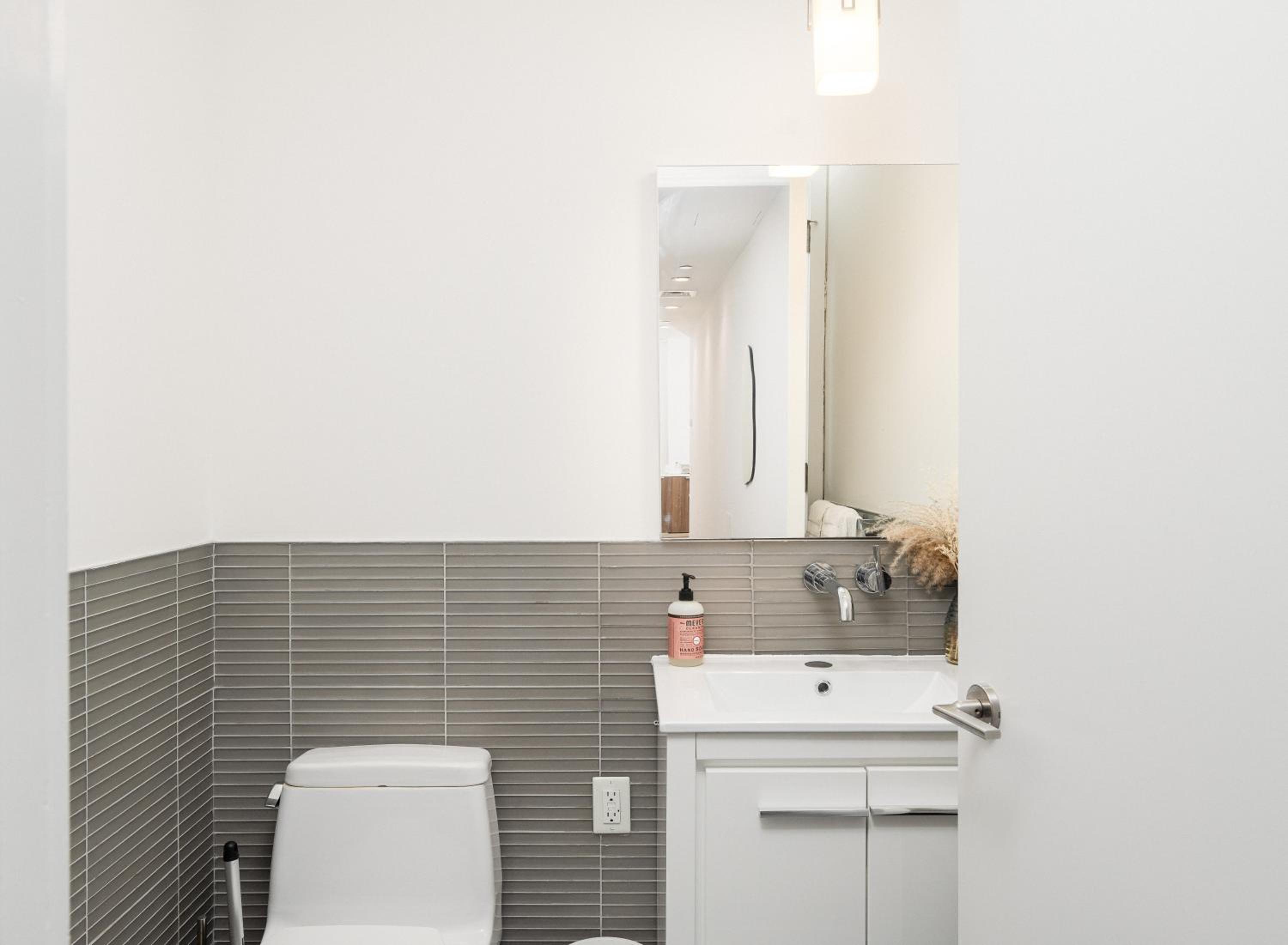 Luxury 2BD nr Wall St Gym Rooftop w/d