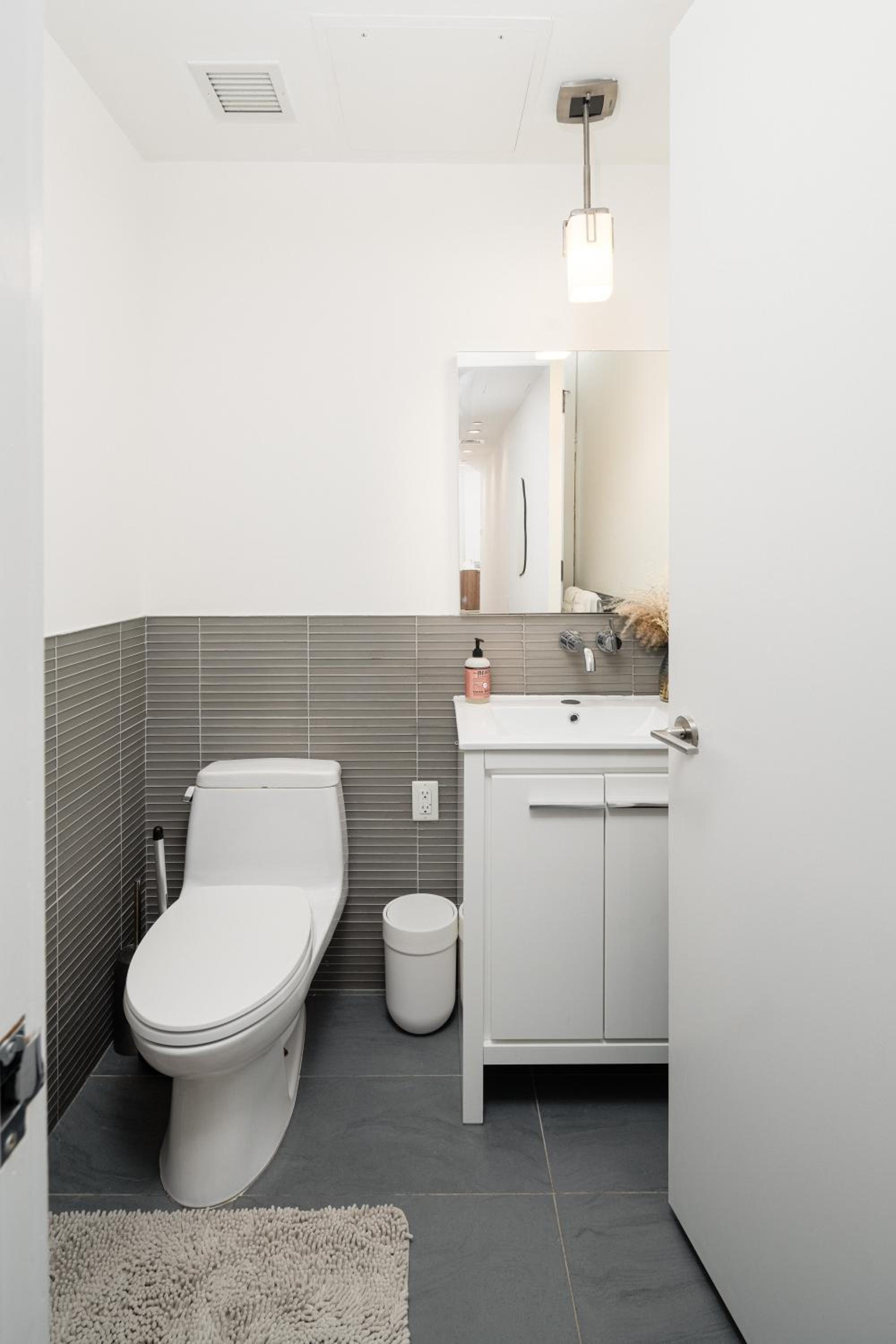 Luxury 2BD nr Wall St Gym Rooftop w/d
