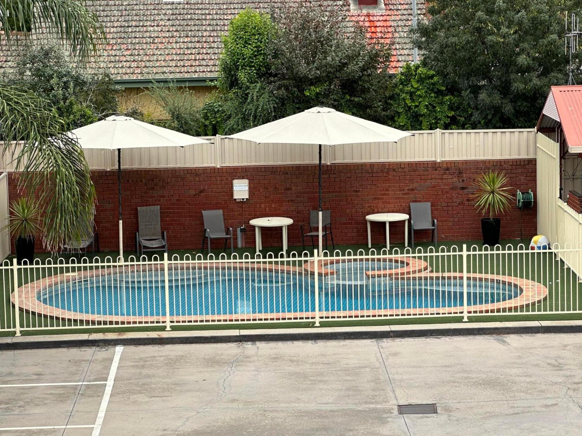 Courtyard Motor Inn