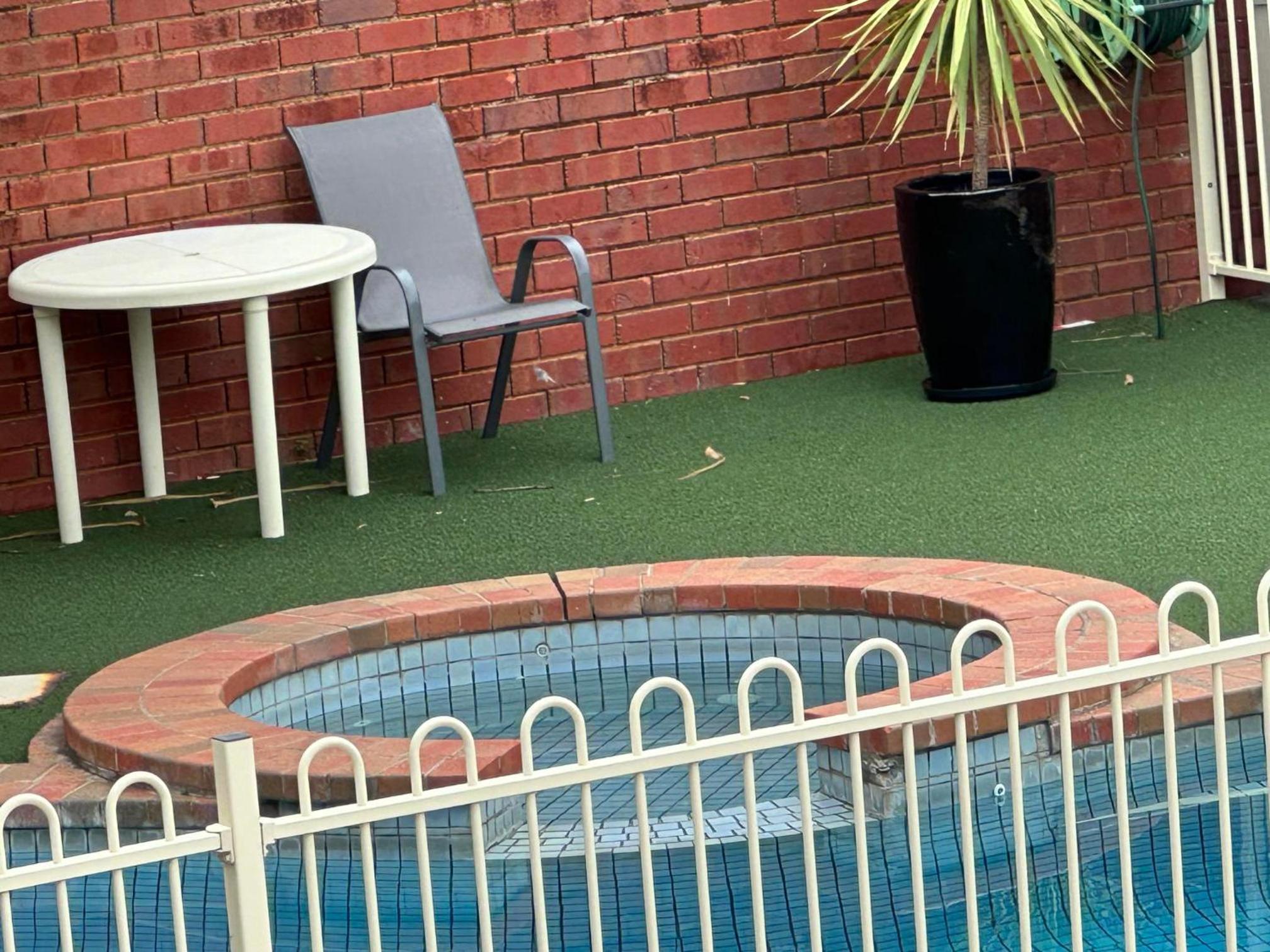 Courtyard Motor Inn