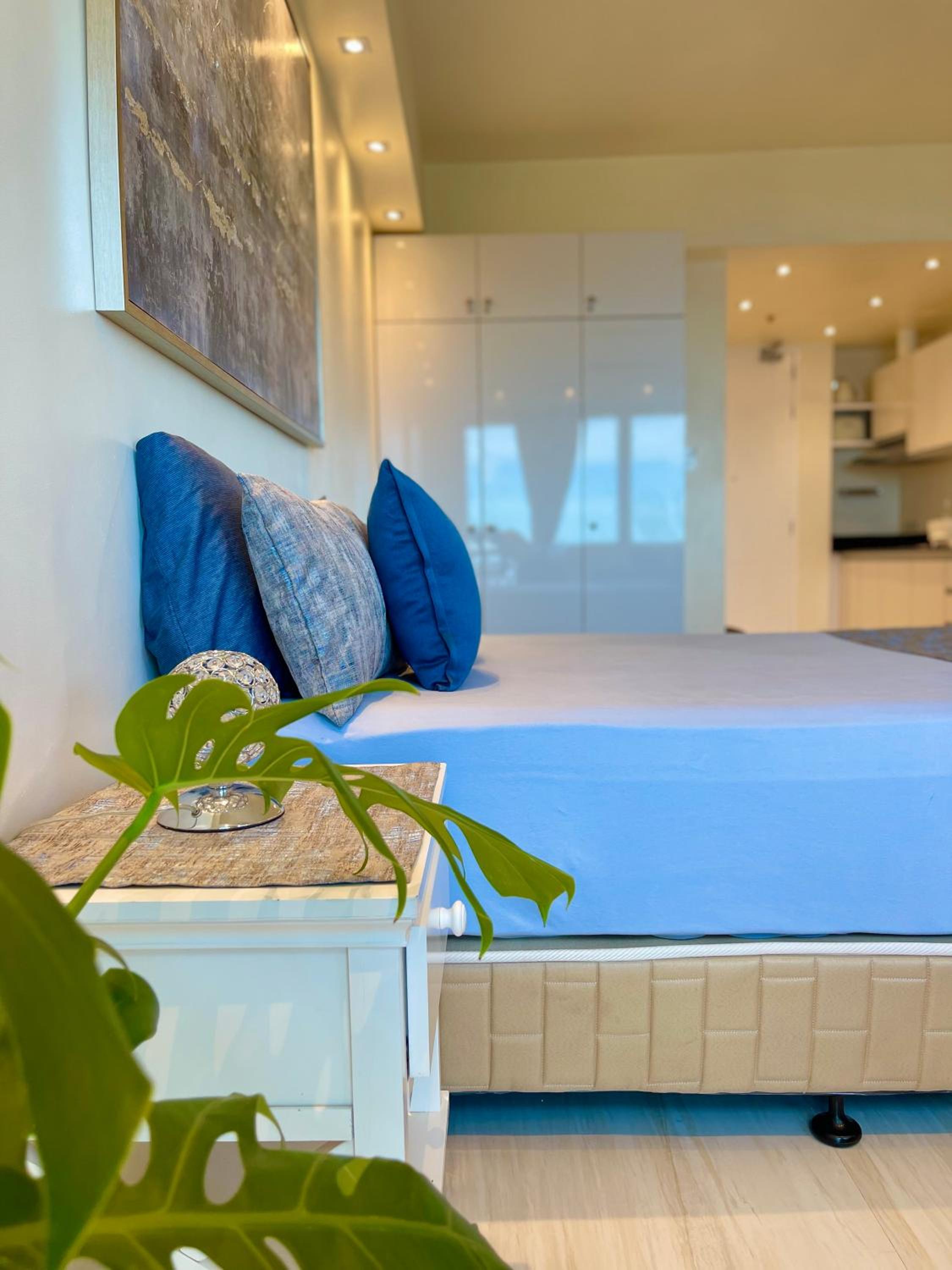 Sophisticated Oceanview Studio in La Mirada view 3