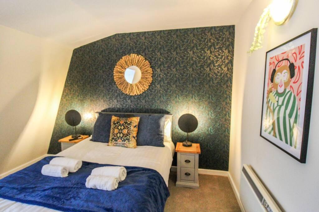 Luxurious 1 Bed Apartment with Free Parking view 5