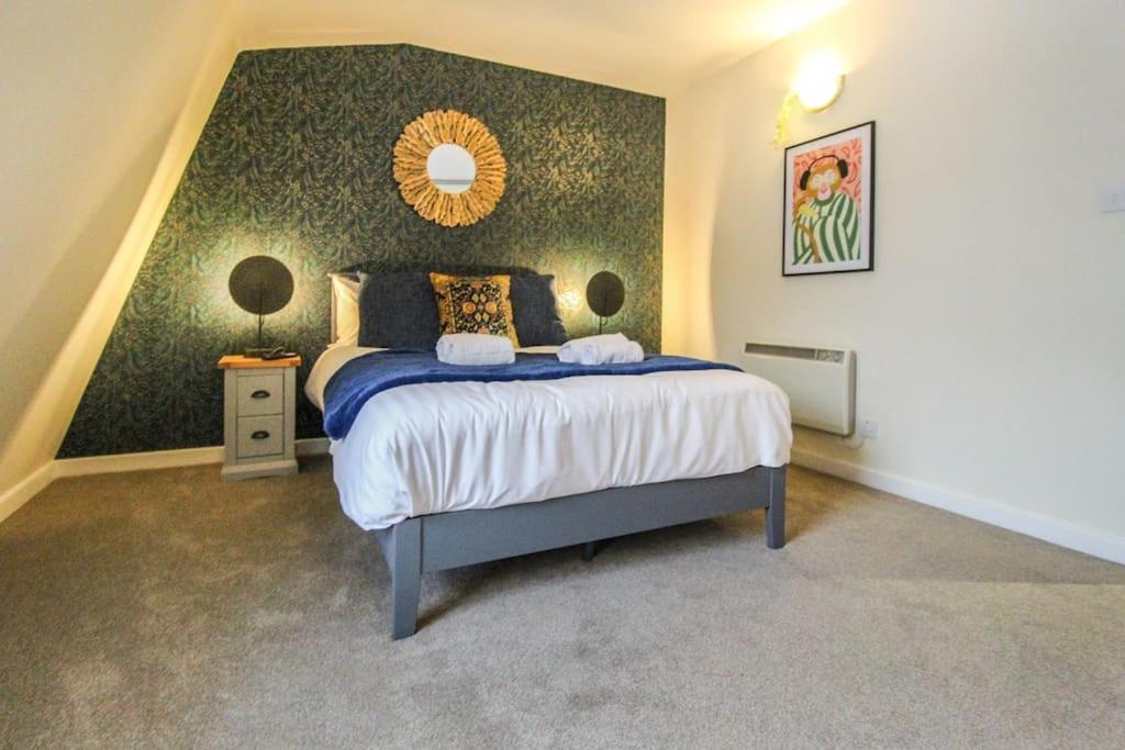 Luxurious 1 Bed Apartment with Free Parking view 3