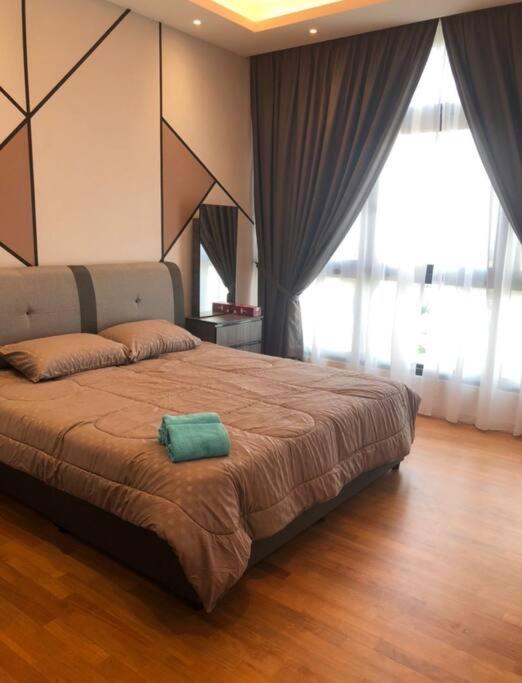 Paradigm Residence New 5-6Pax