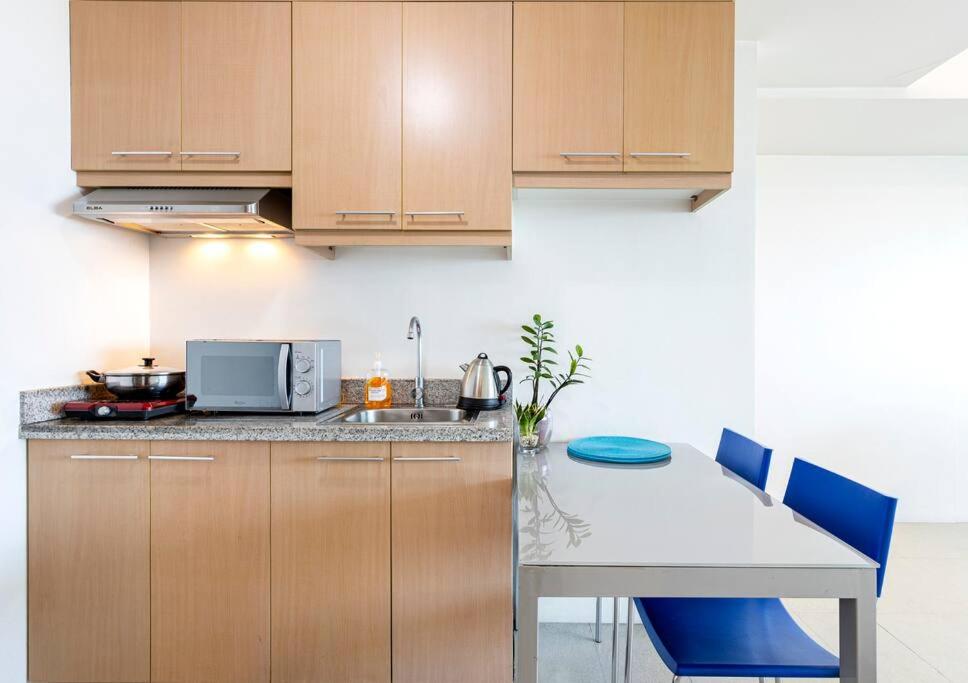 Executive Suite - BSA Twin Towers, Ortigas Ctr view 3