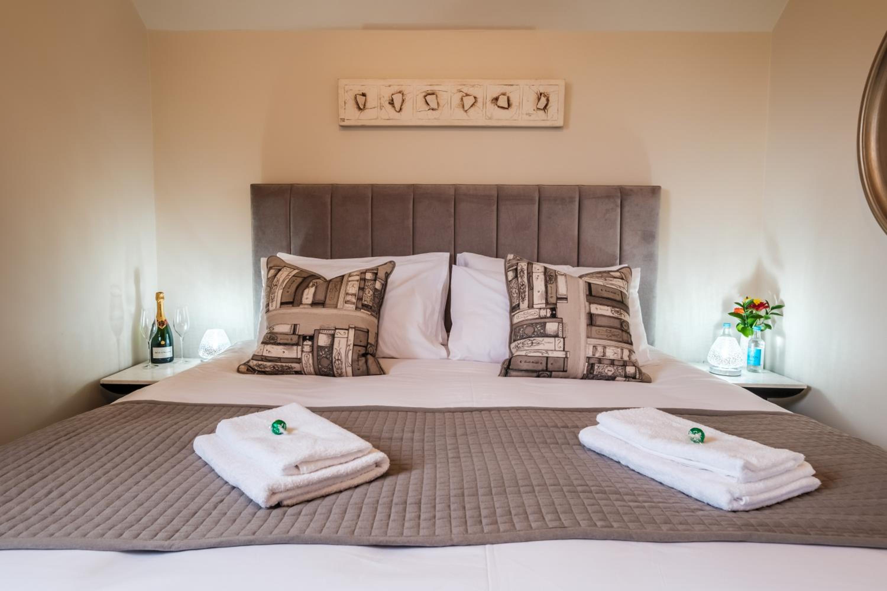 Bramley Brook Cottage 5* Luxury view 4