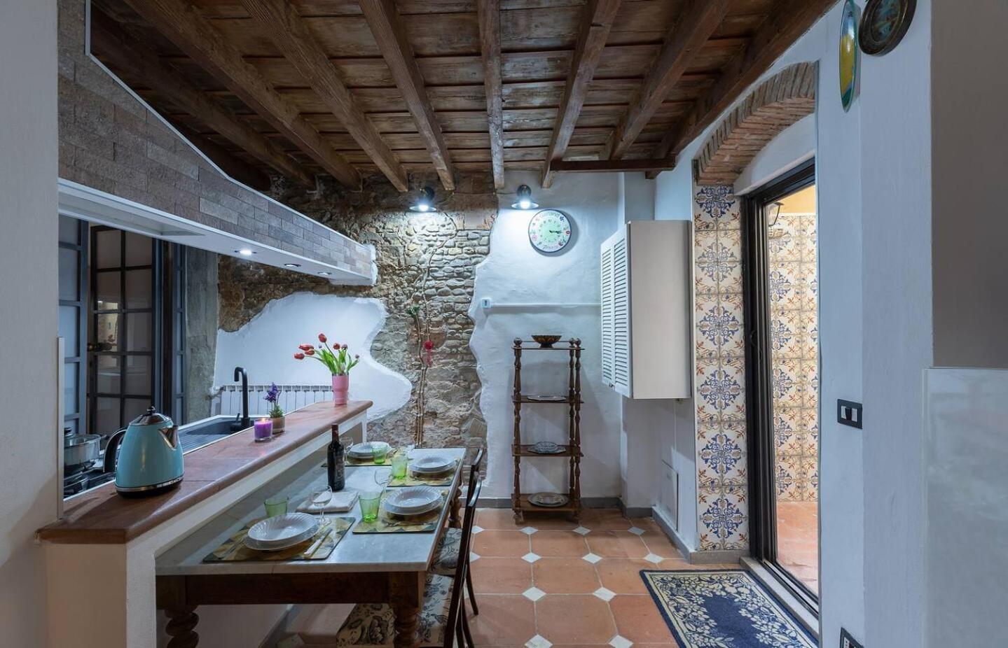 The Ancient Serragli Court
