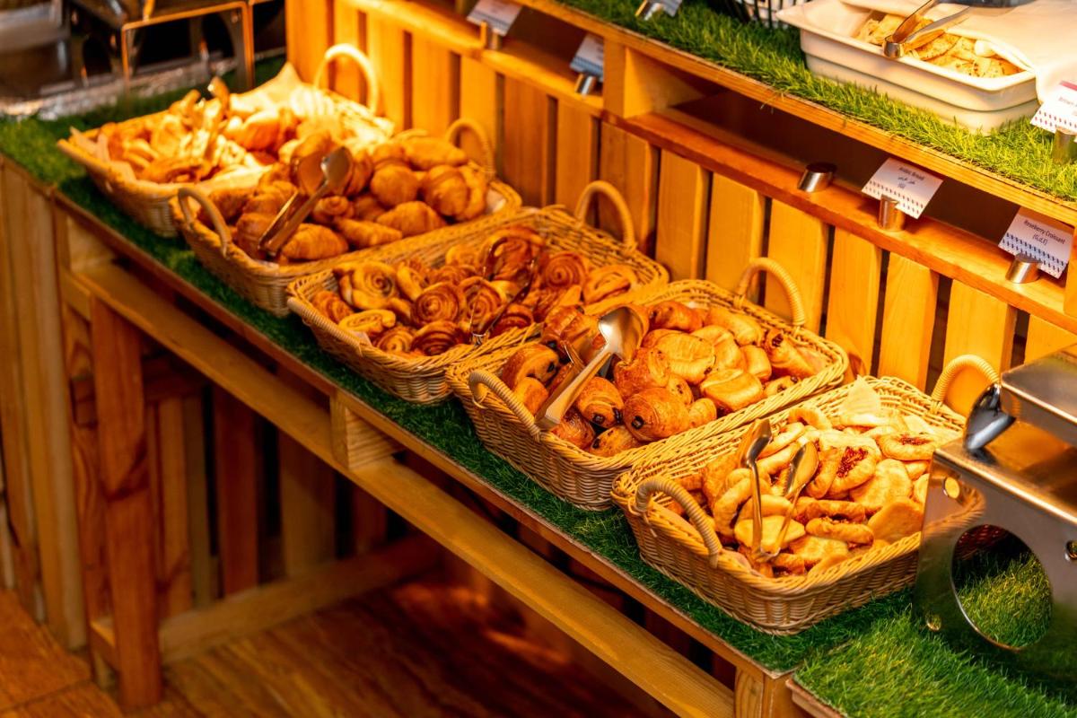 breakfast buffet