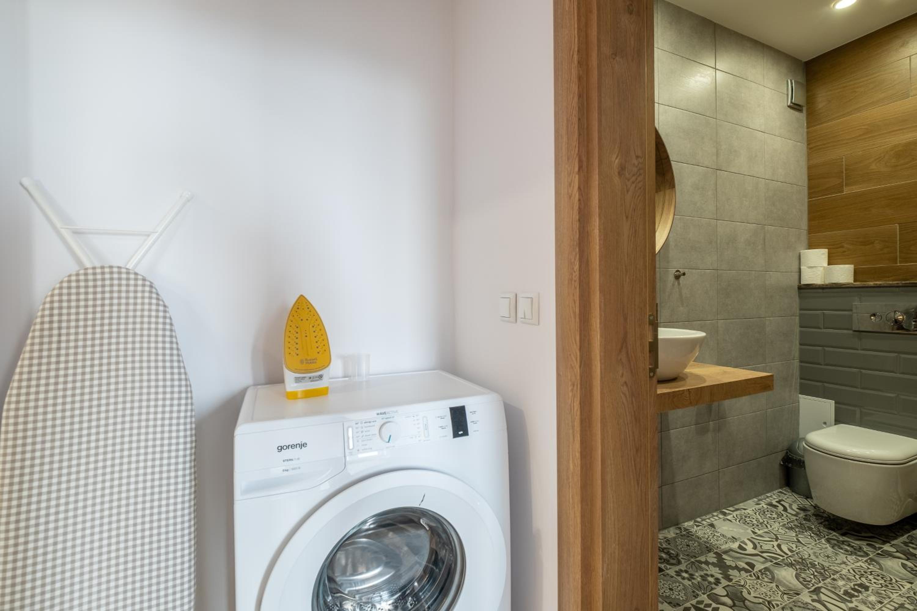 Stylish Gem 2BR Apartment with AC