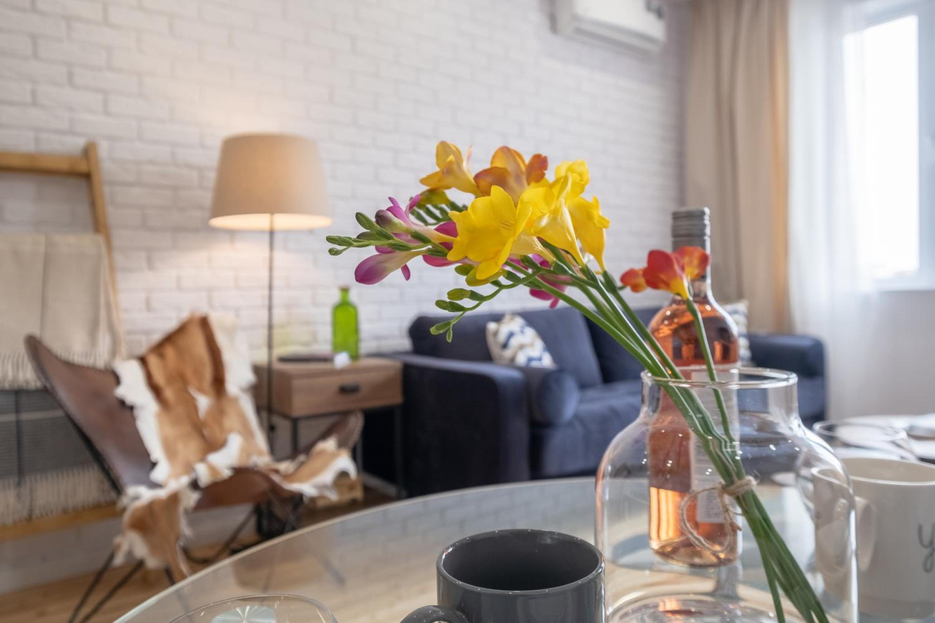 Stylish Gem 2BR Apartment with AC