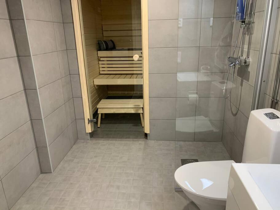 Yhden makuuhuoneen huoneisto Satamassa sauna ja iso parveke